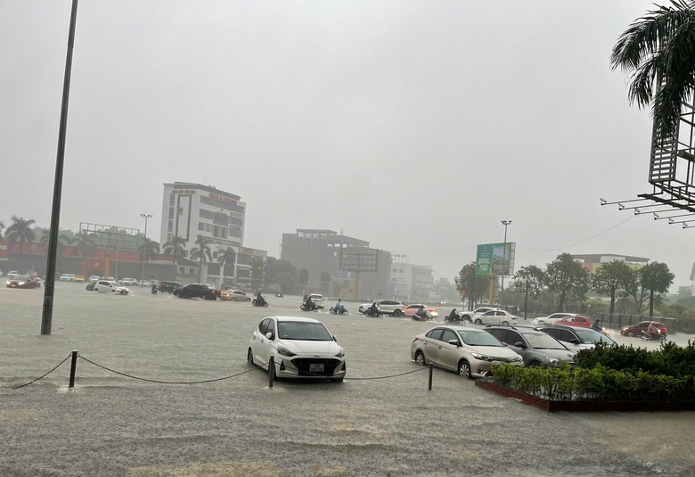 TP Vinh tiếp tục mưa lớn, nhiều tuyến phố ngập s&acirc;u- Ảnh 1.