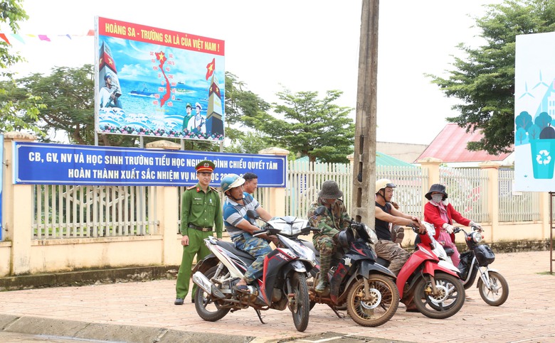 Mô hình “Cổng trường an toàn” giúp học sinh, phụ huynh giảm nỗi lo TNGT- Ảnh 2. Mô hình “Cổng trường an toàn” giúp học sinh, phụ huynh giảm nỗi lo TNGT- Ảnh 2.