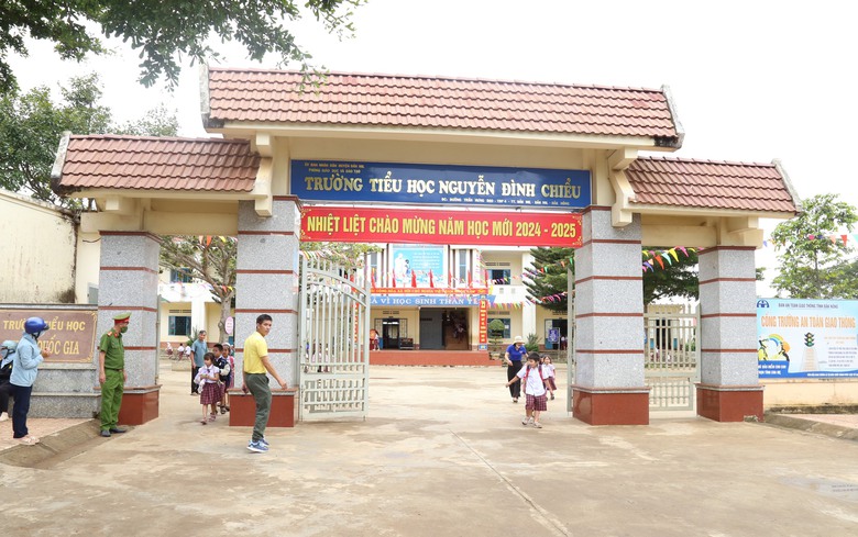 Mô hình “Cổng trường an toàn” giúp học sinh, phụ huynh giảm nỗi lo TNGT- Ảnh 1. Mô hình “Cổng trường an toàn” giúp học sinh, phụ huynh giảm nỗi lo TNGT- Ảnh 1.