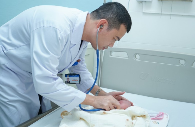 Cứu sống trẻ 11 ng&agrave;y tuổi mắc tim bẩm sinh nguy kịch bằng kỹ thuật mới- Ảnh 1.