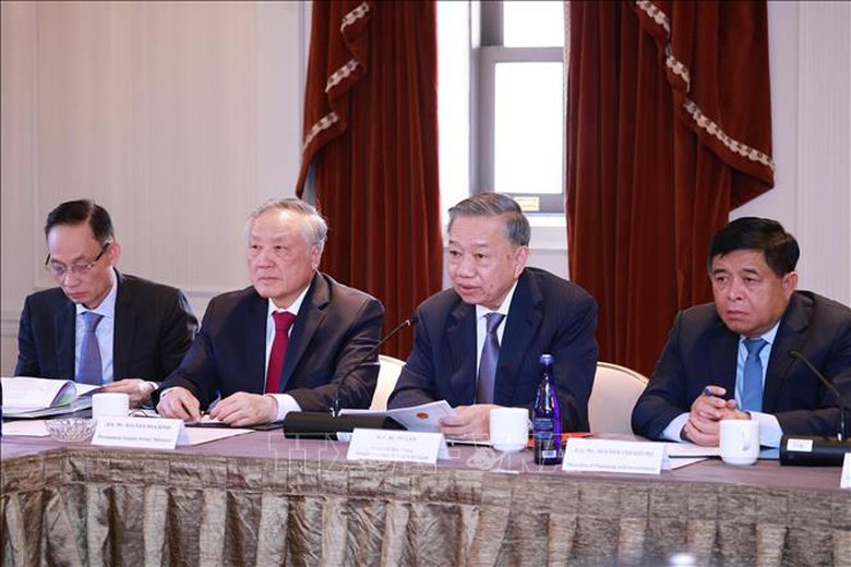 Tổng Bí thư, Chủ tịch nước Tô Lâm dự tọa đàm về phát triển ngành công nghiệp bán dẫn và AI- Ảnh 2. Tổng Bí thư, Chủ tịch nước Tô Lâm dự tọa đàm về phát triển ngành công nghiệp bán dẫn và AI- Ảnh 2.