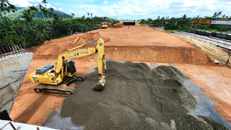 Chuyển biến lớn tr&ecirc;n c&ocirc;ng trường cao tốc Quảng Ng&atilde;i - Ho&agrave;i Nhơn- Ảnh 1.