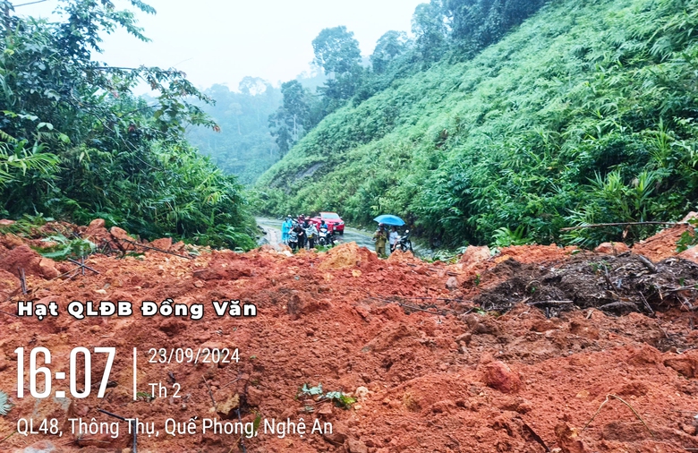 Nhiều tuyến đường ở Nghệ An vẫn bị chia cắt do sạt lở- Ảnh 1.