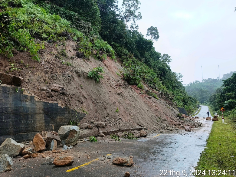 Nhiều tuyến đường ở Nghệ An vẫn bị chia cắt do sạt lở- Ảnh 3.