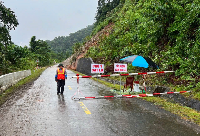 Nhiều tuyến đường ở Nghệ An vẫn bị chia cắt do sạt lở- Ảnh 7.
