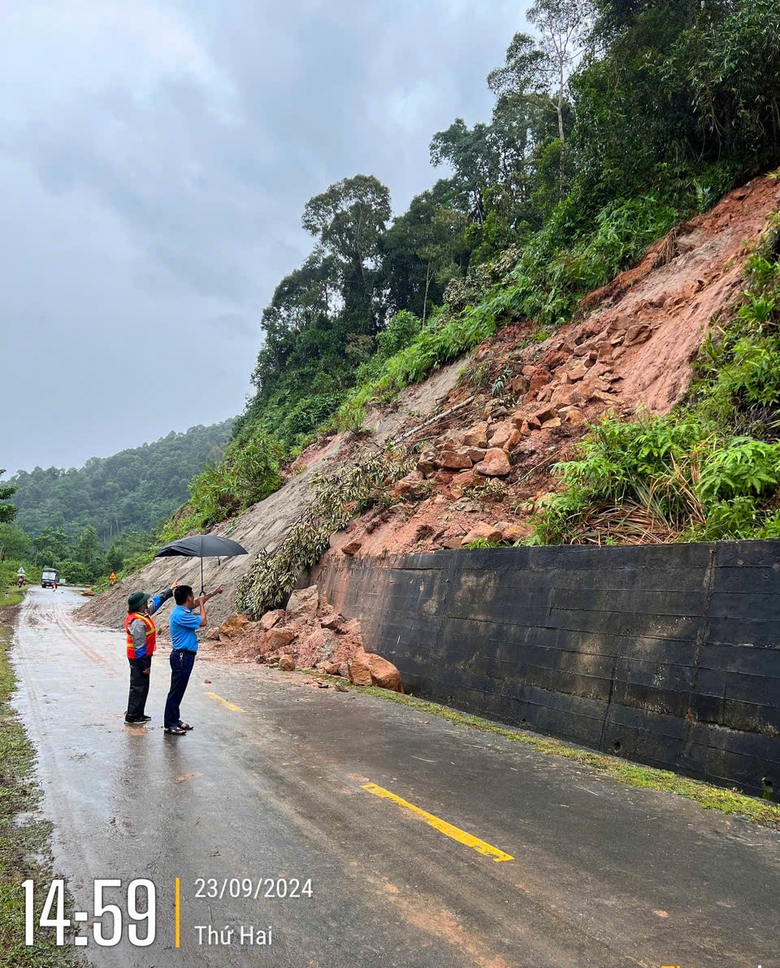 Nhiều tuyến đường ở Nghệ An vẫn bị chia cắt do sạt lở- Ảnh 10.