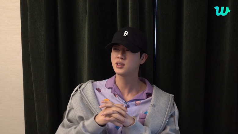 Jin (BTS) khiến cộng đồng mạng "dậy s&oacute;ng" khi gặp sự cố để lộ mặt mộc- Ảnh 2.