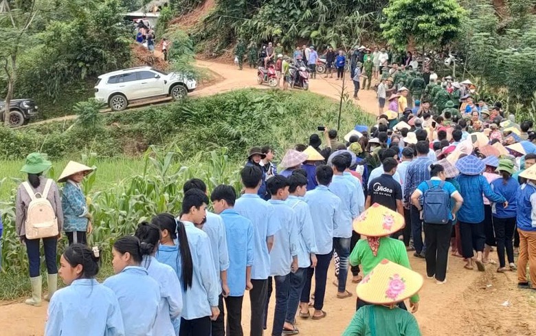 Người d&acirc;n bật kh&oacute;c, xếp h&agrave;ng d&agrave;i tiễn bộ đội rời L&agrave;ng Nủ- Ảnh 1.