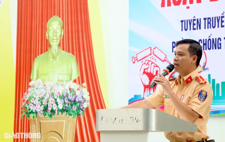 CSGT TP Gia Nghĩa trang bị kiến thức ph&aacute;p luật ATGT cho học sinh- Ảnh 2.