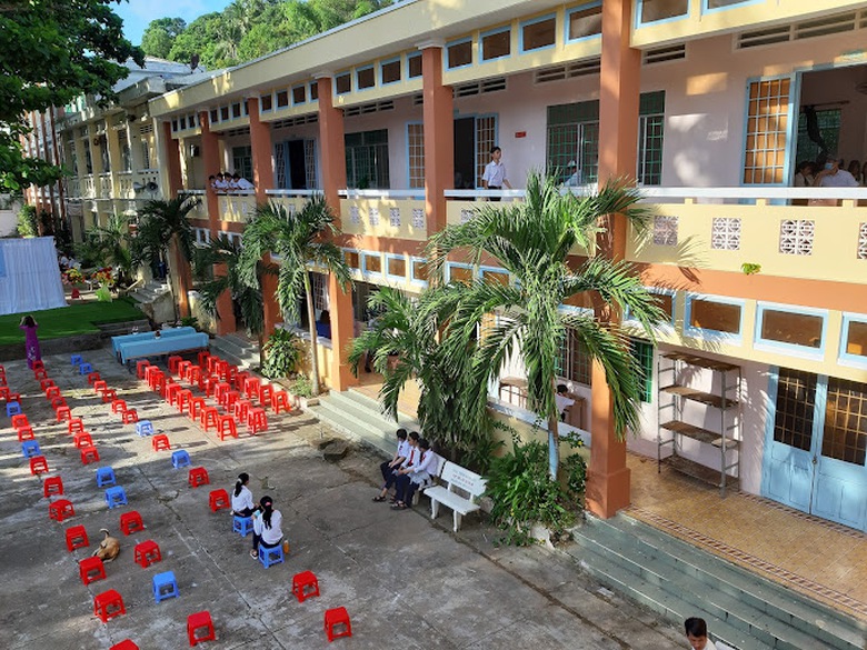 Nhiều học sinh ở Ki&ecirc;n Giang nhập viện, nghi ngộ độc thực phẩm- Ảnh 1.