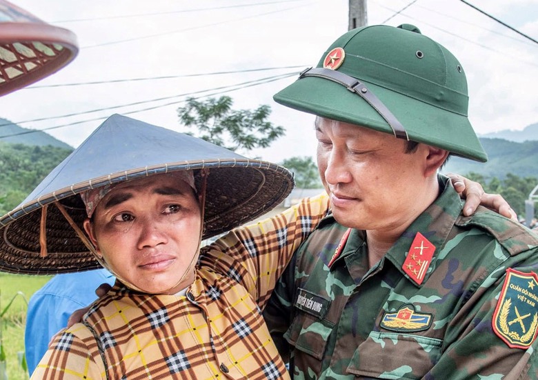 Người d&acirc;n bật kh&oacute;c, xếp h&agrave;ng d&agrave;i tiễn bộ đội rời L&agrave;ng Nủ- Ảnh 2.