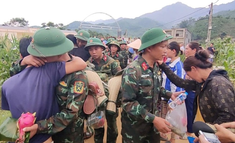 Người d&acirc;n bật kh&oacute;c, xếp h&agrave;ng d&agrave;i tiễn bộ đội rời L&agrave;ng Nủ- Ảnh 3.