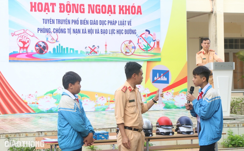 CSGT TP Gia Nghĩa trang bị kiến thức ph&aacute;p luật ATGT cho học sinh- Ảnh 1.