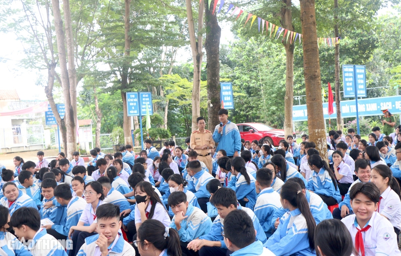 CSGT TP Gia Nghĩa trang bị kiến thức ph&aacute;p luật ATGT cho học sinh- Ảnh 6.