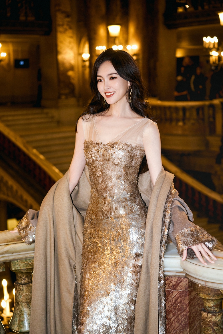 Đường Y&ecirc;n khoe m&igrave;nh hạc xương mai tr&ecirc;n s&agrave;n diễn của Tuần lễ thời trang Paris- Ảnh 5.