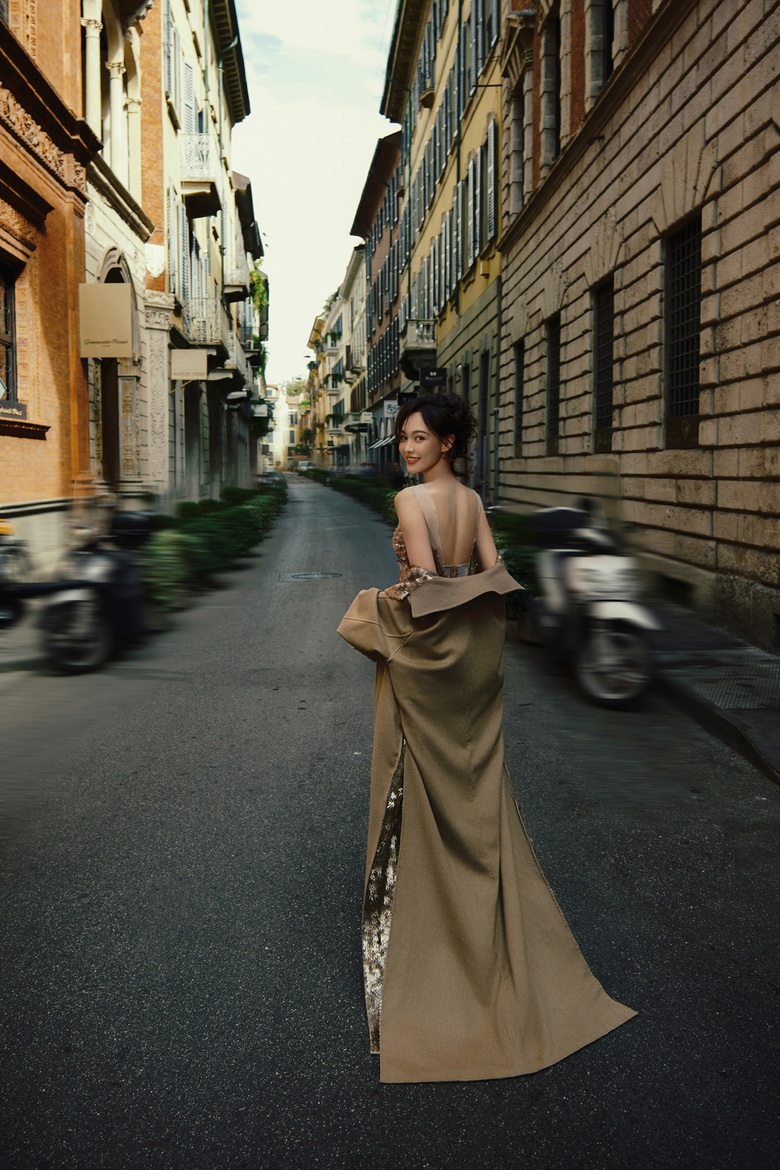 Đường Y&ecirc;n khoe m&igrave;nh hạc xương mai tr&ecirc;n s&agrave;n diễn của Tuần lễ thời trang Paris- Ảnh 6.