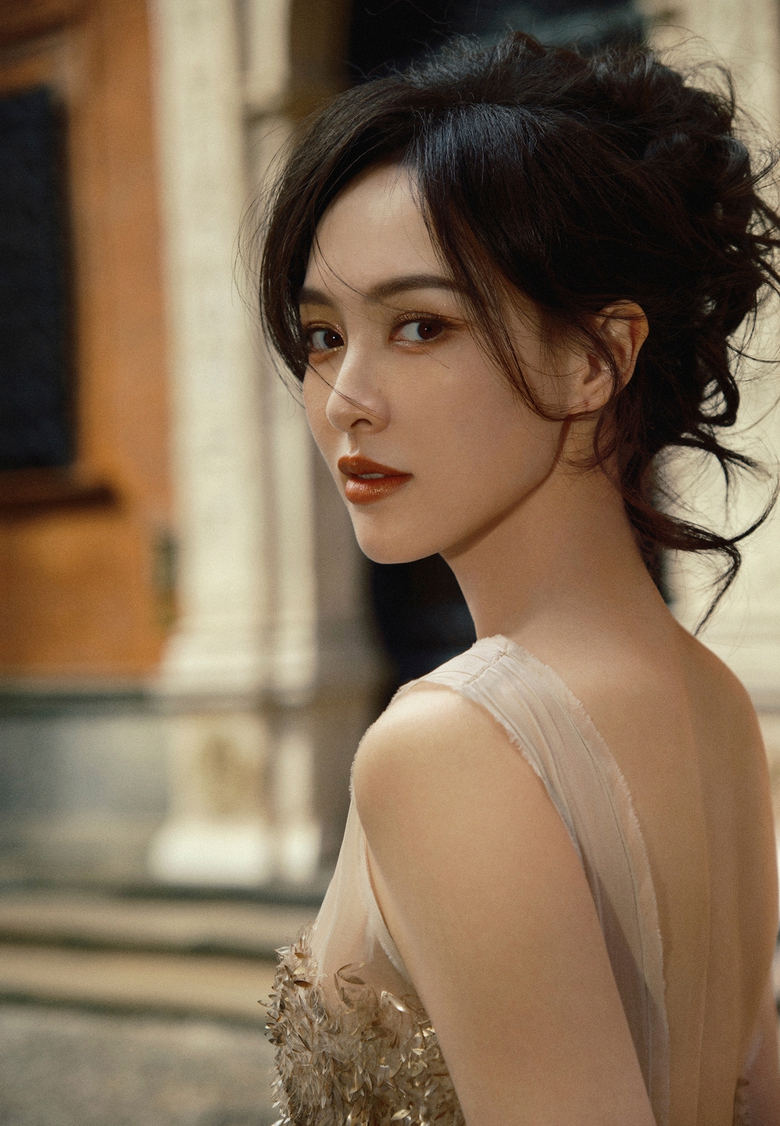 Đường Y&ecirc;n khoe m&igrave;nh hạc xương mai tr&ecirc;n s&agrave;n diễn của Tuần lễ thời trang Paris- Ảnh 4.