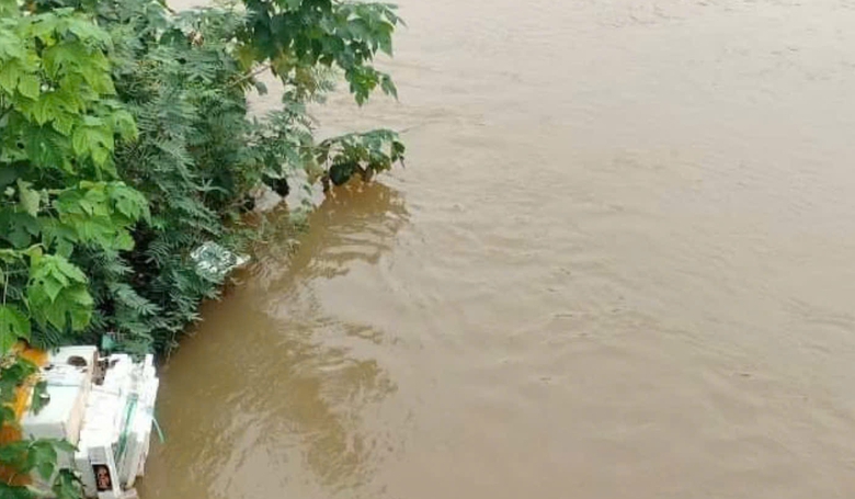 L&agrave;m r&otilde; th&ocirc;ng tin mẹ bỏ con sơ sinh v&agrave;o th&ugrave;ng xốp rồi thả tr&ocirc;i s&ocirc;ng- Ảnh 1.