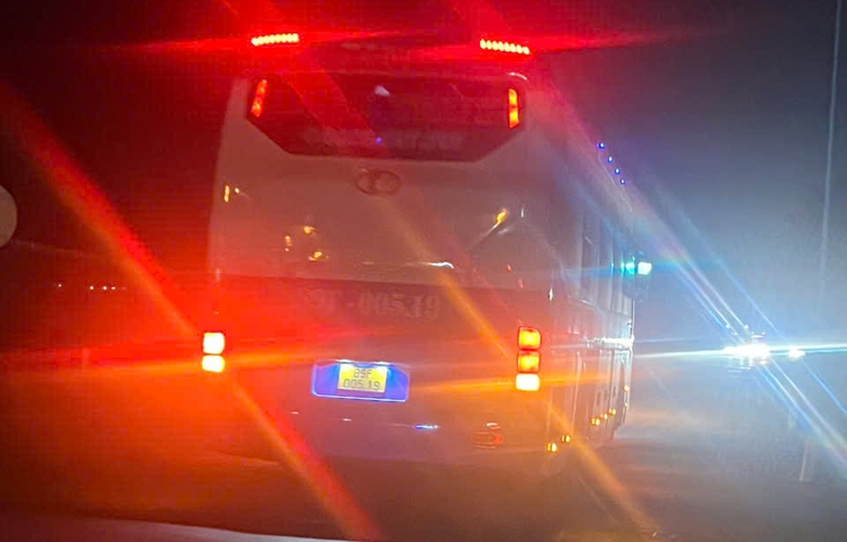 Xe tuyến Đ&agrave; Nẵng - Lạng Sơn bị tố &eacute;p kh&aacute;ch trả tiền nhiều lần mới cho xuống- Ảnh 1.