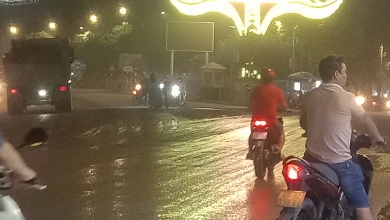 Nhiều người ngã do trơn trượt trên QL1 đoạn qua Đồng Nai- Ảnh 1. Nhiều người ngã do trơn trượt trên QL1 đoạn qua Đồng Nai- Ảnh 1.