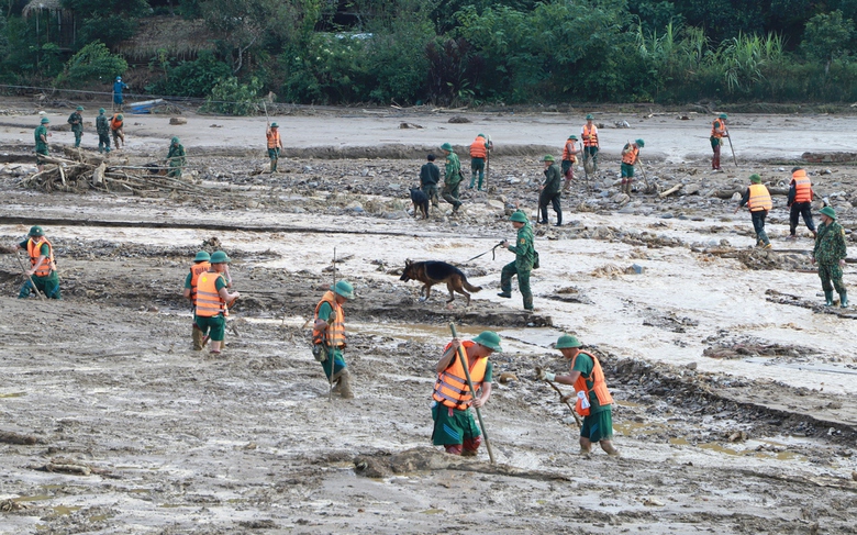 Người d&acirc;n bật kh&oacute;c, xếp h&agrave;ng d&agrave;i tiễn bộ đội rời L&agrave;ng Nủ- Ảnh 7.