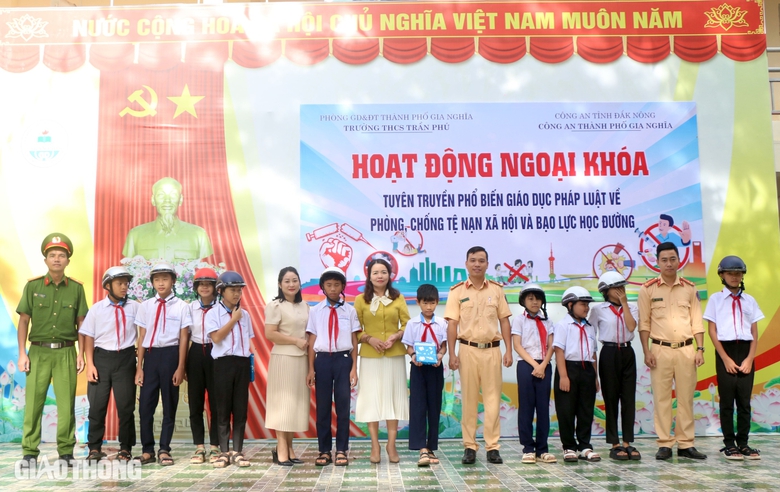CSGT TP Gia Nghĩa trang bị kiến thức ph&aacute;p luật ATGT cho học sinh- Ảnh 4.