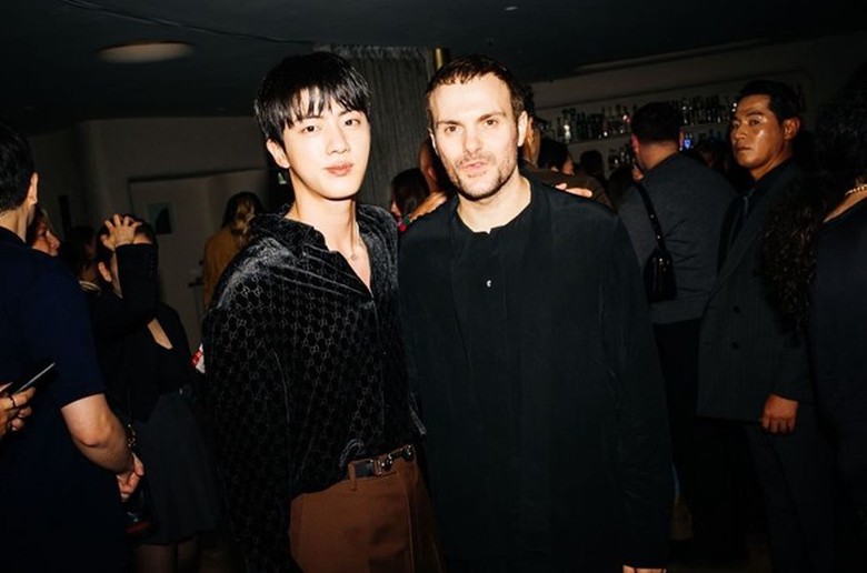 Jin (BTS) khiến cộng đồng mạng "dậy s&oacute;ng" khi gặp sự cố để lộ mặt mộc- Ảnh 3.