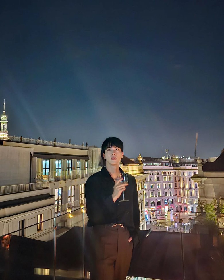 Jin (BTS) khiến cộng đồng mạng "dậy s&oacute;ng" khi gặp sự cố để lộ mặt mộc- Ảnh 4.