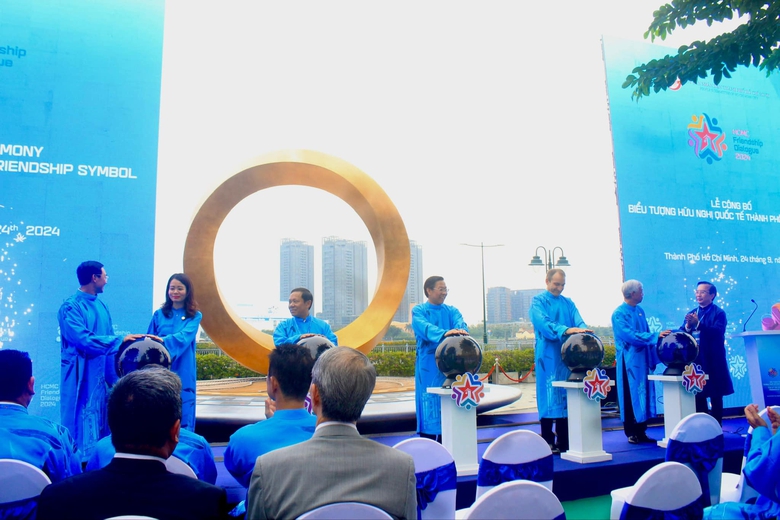 TP.HCM c&ocirc;ng bố biểu tượng hữu nghị quốc tế v&agrave; hợp t&aacute;c to&agrave;n cầu- Ảnh 1.