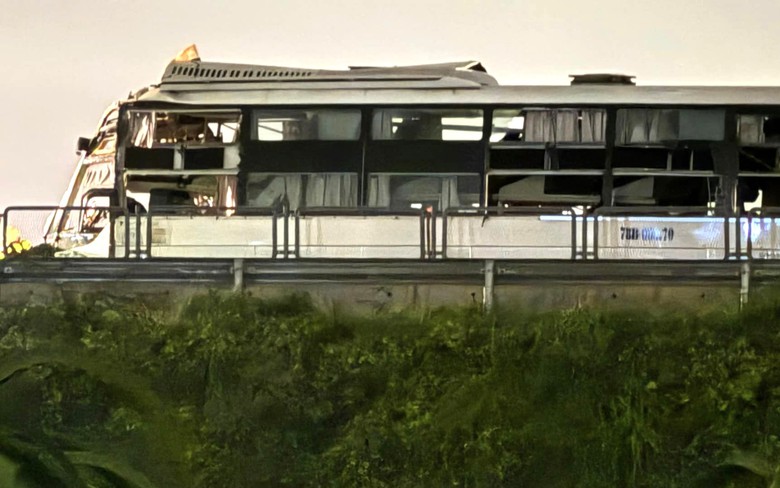 Xe khách húc đuôi xe đầu kéo trên cao tốc Vĩnh Hảo - Phan Thiết, một tài xế tử vong- Ảnh 1. Xe khách húc đuôi xe đầu kéo trên cao tốc Vĩnh Hảo - Phan Thiết, một tài xế tử vong- Ảnh 1.