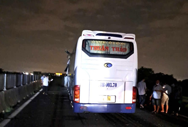 TNGT tr&ecirc;n cao tốc Vĩnh Hảo - Phan Thiết, t&agrave;i xế xe kh&aacute;ch tử vong, 12 người nhập viện- Ảnh 2.