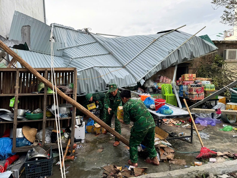 Xóa nhanh cảnh "màn trời chiếu đất" sau bão dữ- Ảnh 5. Xóa nhanh cảnh "màn trời chiếu đất" sau bão dữ- Ảnh 5.