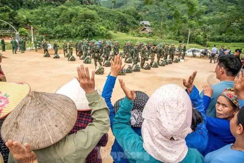 Người d&acirc;n bật kh&oacute;c, xếp h&agrave;ng d&agrave;i tiễn bộ đội rời L&agrave;ng Nủ- Ảnh 4.