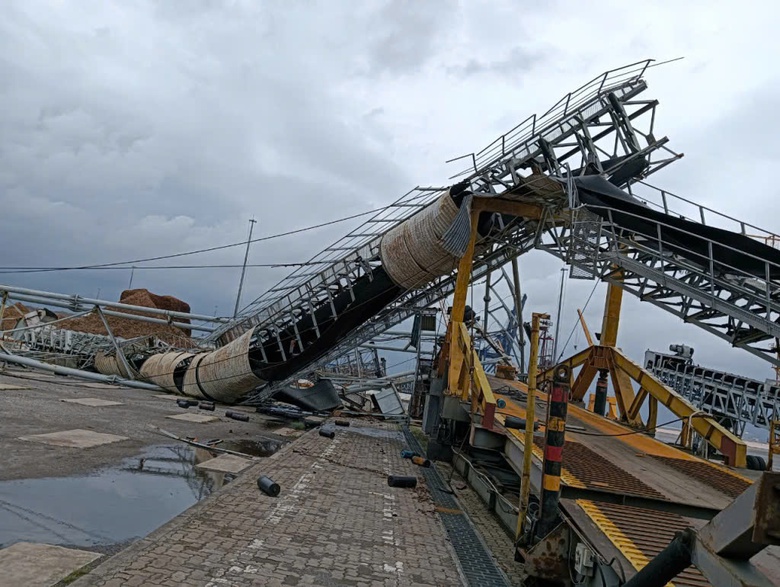 Xóa nhanh cảnh "màn trời chiếu đất" sau bão dữ- Ảnh 4. Xóa nhanh cảnh "màn trời chiếu đất" sau bão dữ- Ảnh 4.