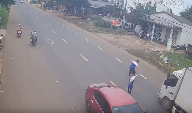 Nam sinh băng qua đường bị xe tải t&ocirc;ng tử vong - Ảnh cắt từ clip.