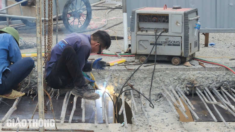 Ô tô dưới 7 chỗ được phép lưu thông qua cầu Trung Hà từ 15h chiều nay- Ảnh 2. Ô tô dưới 7 chỗ được phép lưu thông qua cầu Trung Hà từ 15h chiều nay- Ảnh 2.