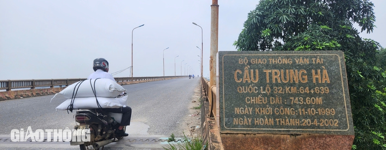 Ô tô dưới 7 chỗ được phép lưu thông qua cầu Trung Hà từ 15h chiều nay- Ảnh 3. Ô tô dưới 7 chỗ được phép lưu thông qua cầu Trung Hà từ 15h chiều nay- Ảnh 3.