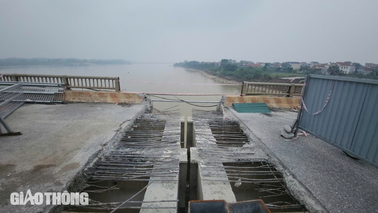 Ô tô dưới 7 chỗ được phép lưu thông qua cầu Trung Hà từ 15h chiều nay- Ảnh 4. Ô tô dưới 7 chỗ được phép lưu thông qua cầu Trung Hà từ 15h chiều nay- Ảnh 4.