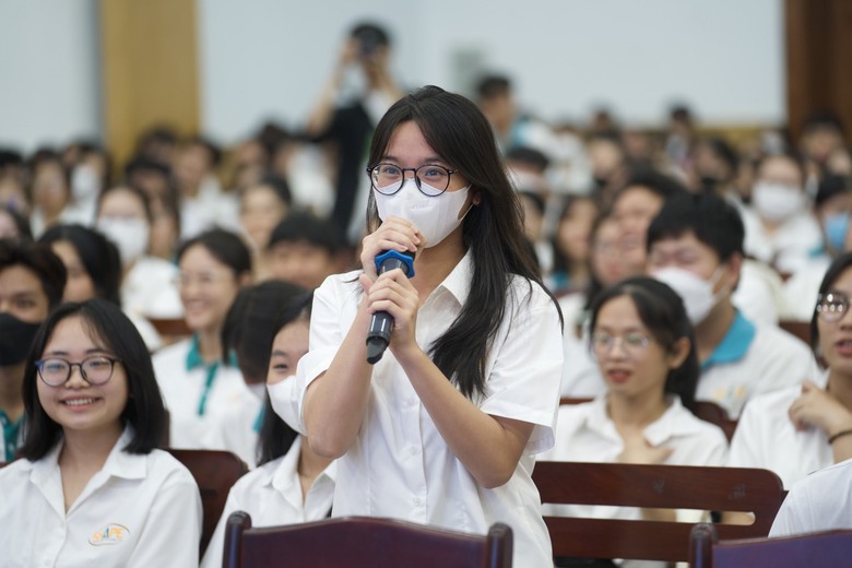 Hơn 800 sinh vi&ecirc;n ĐH GTVT TP.HCM s&ocirc;i nổi chơi game đố vui về ATGT- Ảnh 6.