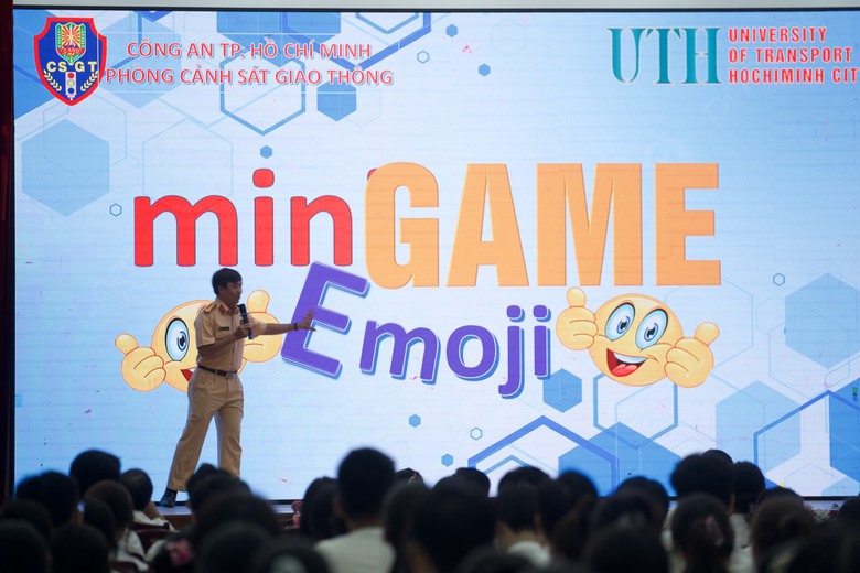 Hơn 800 sinh vi&ecirc;n ĐH GTVT TP.HCM s&ocirc;i nổi chơi game đố vui về ATGT- Ảnh 2.