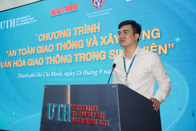 Hơn 800 sinh vi&ecirc;n ĐH GTVT TP.HCM s&ocirc;i nổi chơi game đố vui về ATGT- Ảnh 1.
