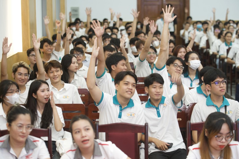 Hơn 800 sinh vi&ecirc;n ĐH GTVT TP.HCM s&ocirc;i nổi chơi game đố vui về ATGT- Ảnh 8.