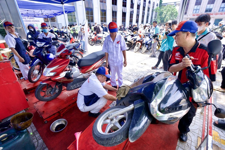 Hơn 800 sinh vi&ecirc;n ĐH GTVT TP.HCM s&ocirc;i nổi chơi game đố vui về ATGT- Ảnh 14.