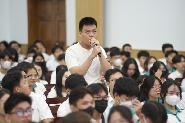 Hơn 800 sinh vi&ecirc;n ĐH GTVT TP.HCM s&ocirc;i nổi chơi game đố vui về ATGT- Ảnh 5.