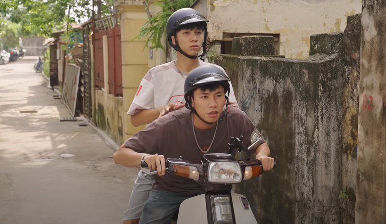 Đi giữa trời rực rỡ tập 41: L&agrave;m xe &ocirc;m, Chải chở kh&aacute;ch h&agrave;ng đầu ti&ecirc;n đi đ&aacute;nh ghen- Ảnh 4.