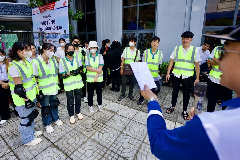 Hơn 800 sinh vi&ecirc;n ĐH GTVT TP.HCM s&ocirc;i nổi chơi game đố vui về ATGT- Ảnh 11.