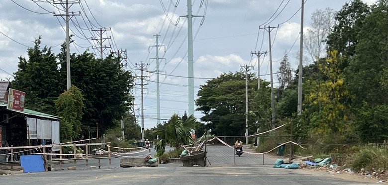 Th&aacute;o h&agrave;ng r&agrave;o chắn ngang đường v&agrave;o khu c&ocirc;ng nghiệp Ph&uacute;c Long ở Long An- Ảnh 2.