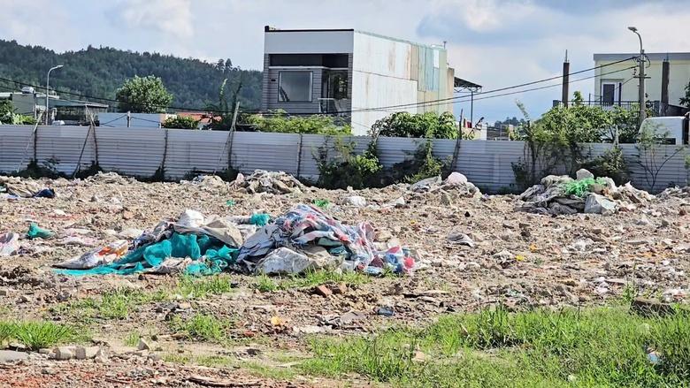 Ngang nhi&ecirc;n ch&ocirc;n lấp r&aacute;c thải, x&agrave; bần tr&ecirc;n đất c&ocirc;ng ở Đ&agrave; Nẵng- Ảnh 3.