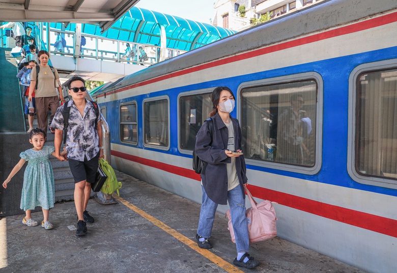 Nhiều ch&iacute;nh s&aacute;ch giảm gi&aacute; t&agrave;u Tết 2025 hấp dẫn- Ảnh 1.