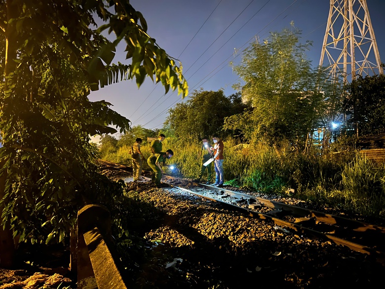 Đứng tr&ecirc;n đường ray, nam sinh vi&ecirc;n năm cuối bị t&agrave;u hỏa t&ocirc;ng tử vong- Ảnh 1.